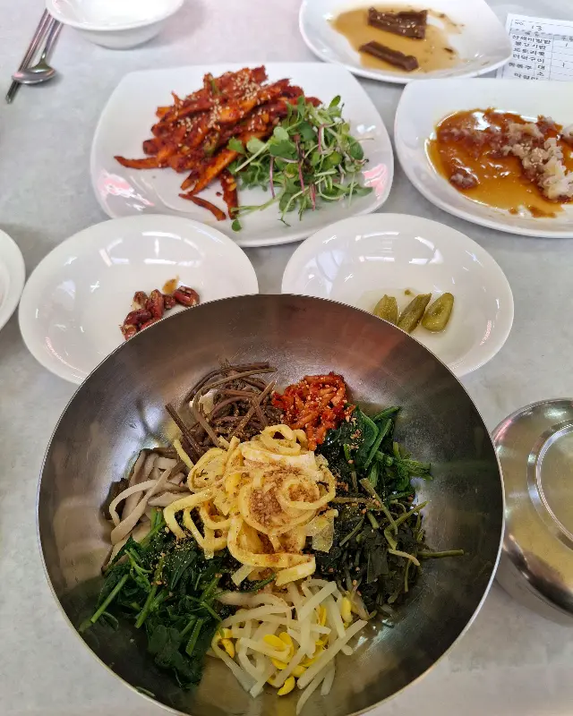 깔끔하고 넓은 식당 내부