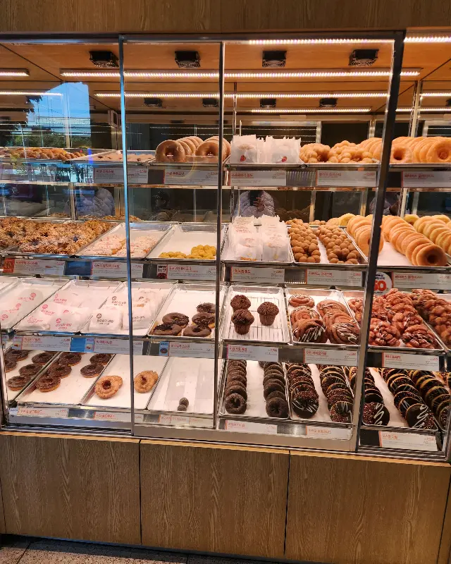 다양한 도넛이 진열된 쇼케이스