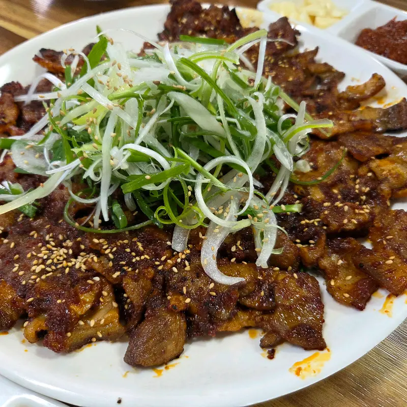 파채와 함께 곁들여진 흑돼지 석쇠구이