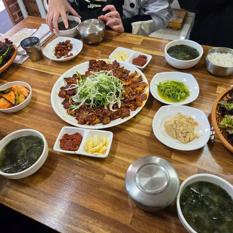 테이블 가득 차려진 흑돼지 석쇠구이 한 상 차림