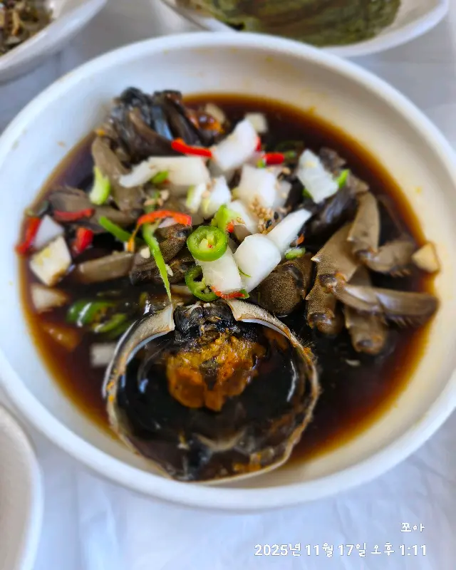 윤기가 흐르는 짭짤 달콤한 참게장