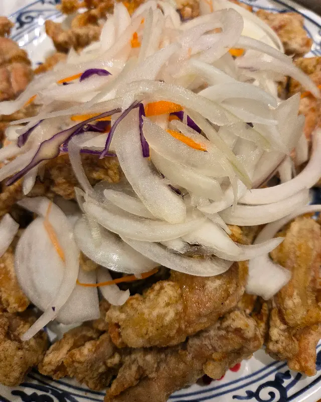 양파가 가득 올려진 탕수육