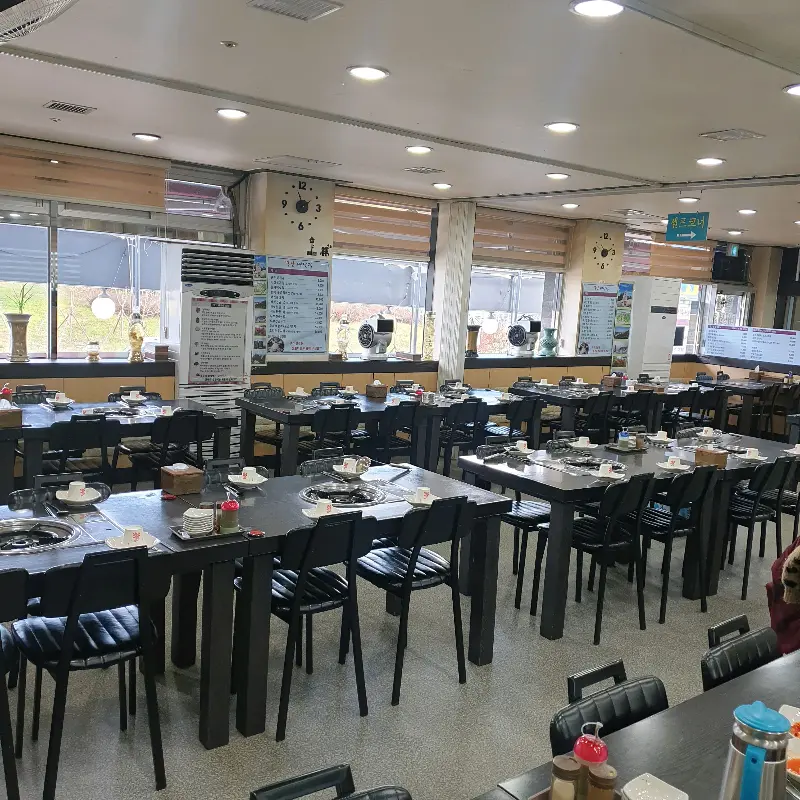 넓고 깔끔한 식당 내부