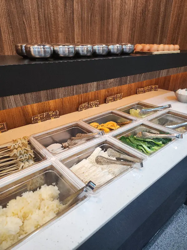 다양하고 신선한 샐러드바