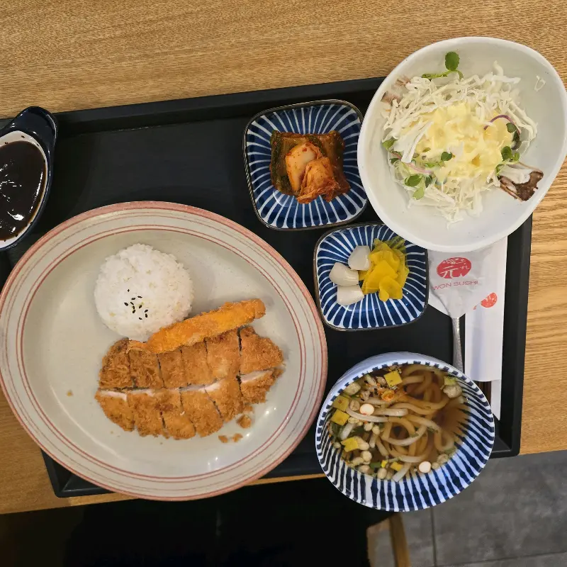 깔끔하게 차려진 돈까스 한 상