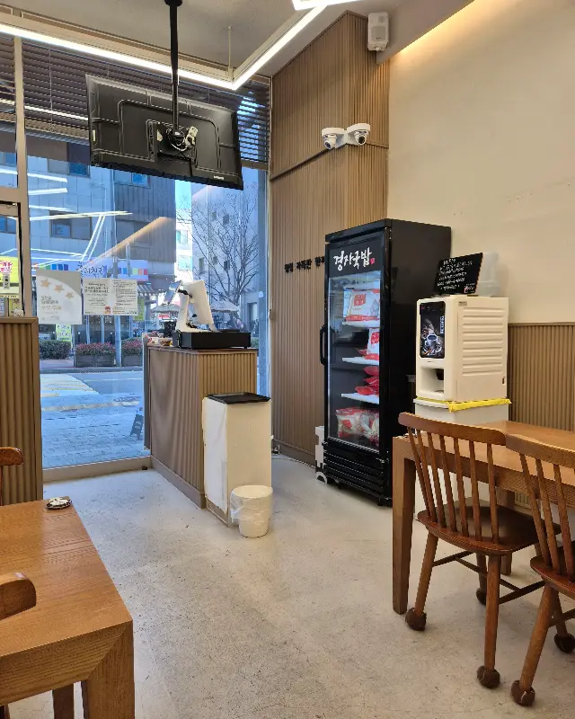 깔끔한 경자국밥 매장 내부