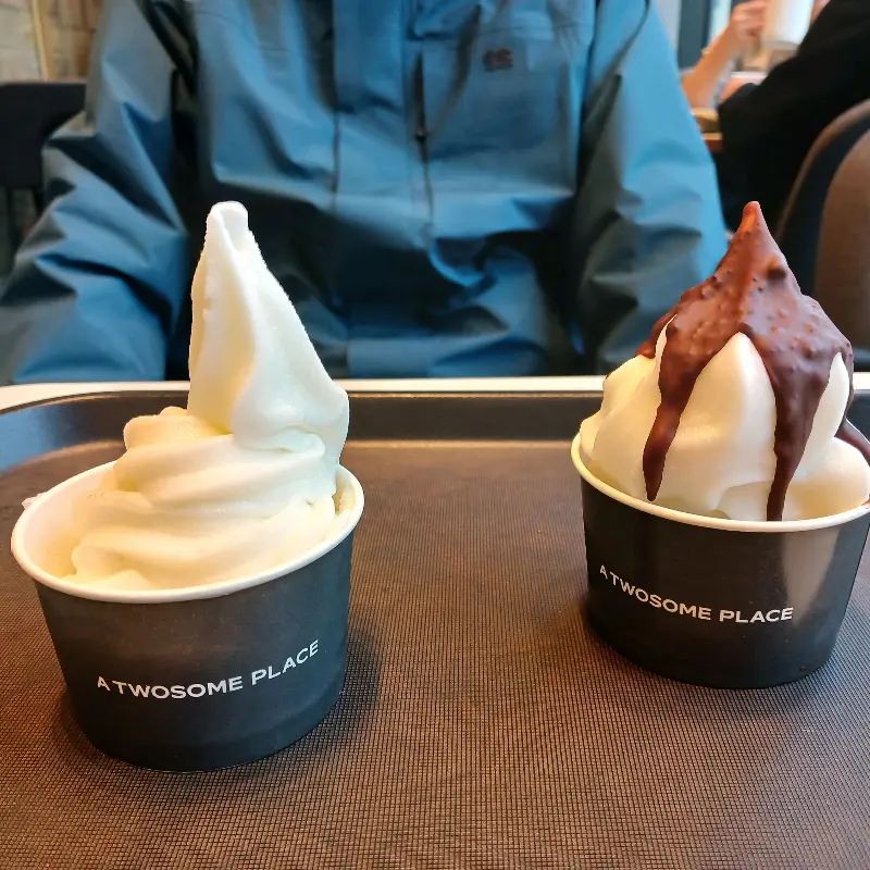 투썸플레이스에서 아이스크림을 즐기는 사람들