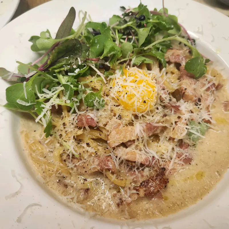 싱싱한 채소가 올려진 까르보나라 파스타