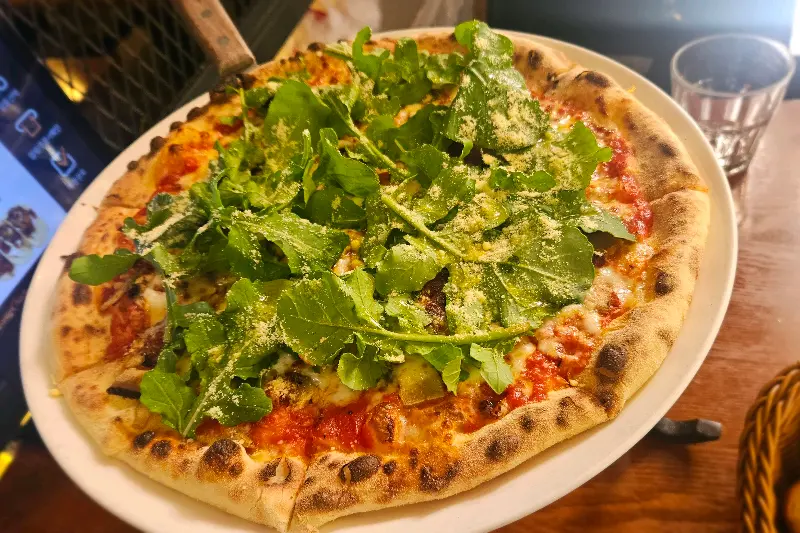 싱싱한 루꼴라가 듬뿍 올라간 피자