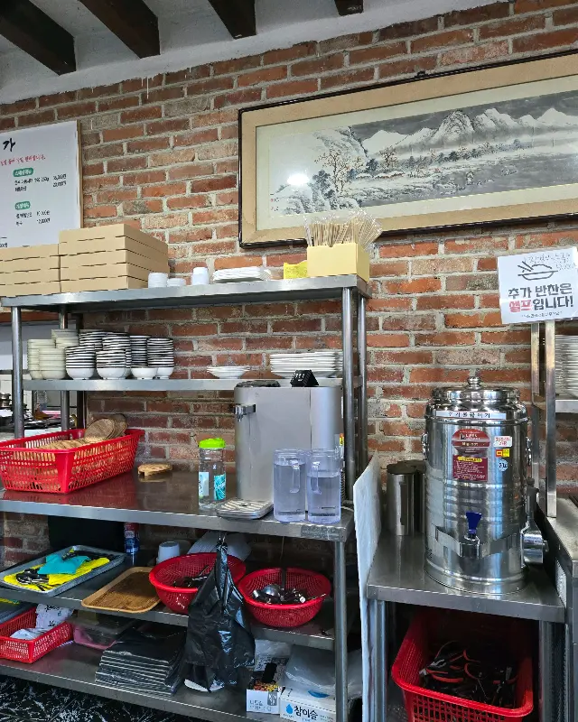 깔끔하게 정돈된 식기류