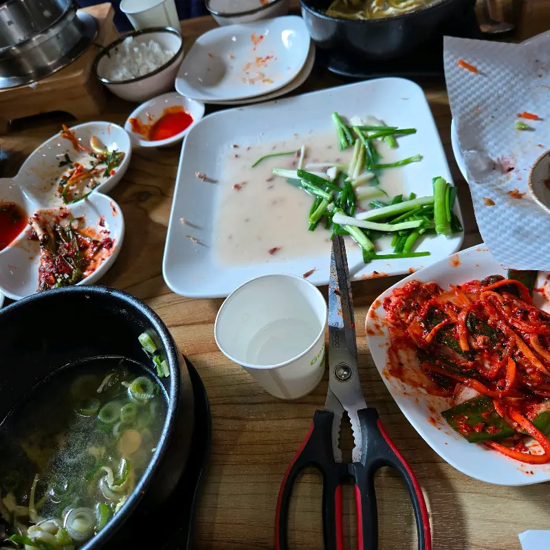 깨끗하게 비워진 그릇들