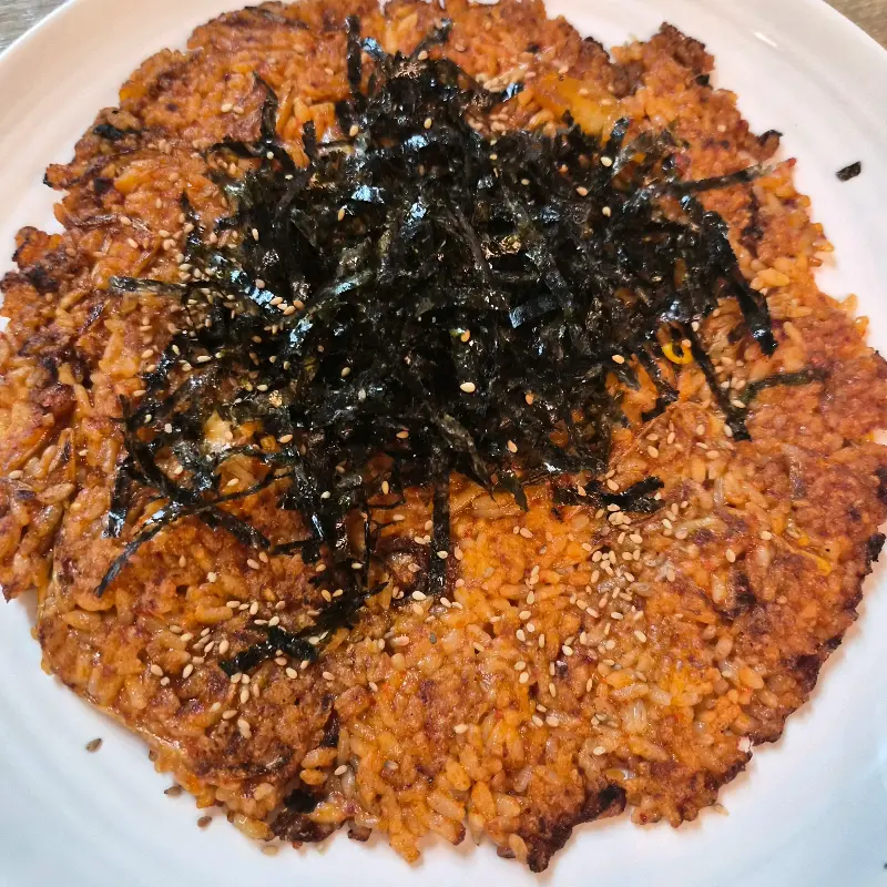 볶음밥 위에 김가루와 깨소금이 뿌려진 모습