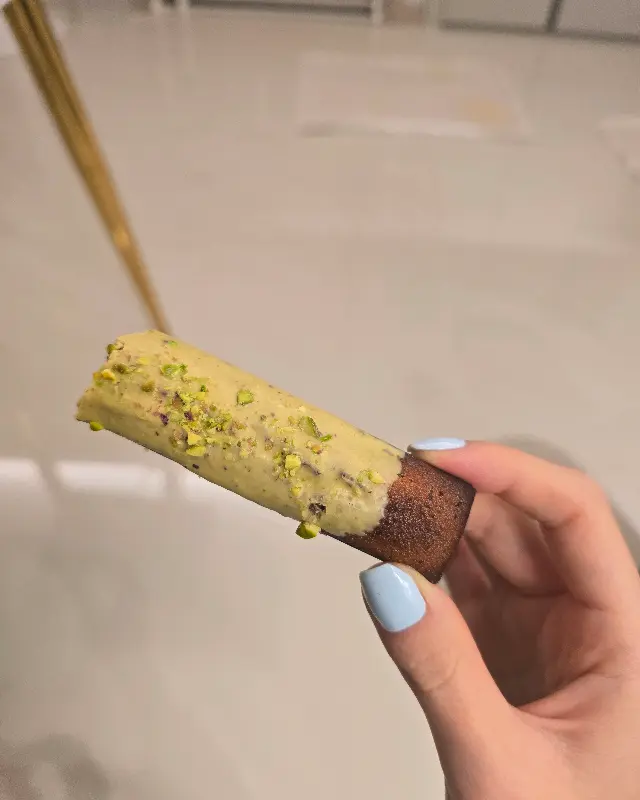 길쭉한 피스타치오 휘낭시에