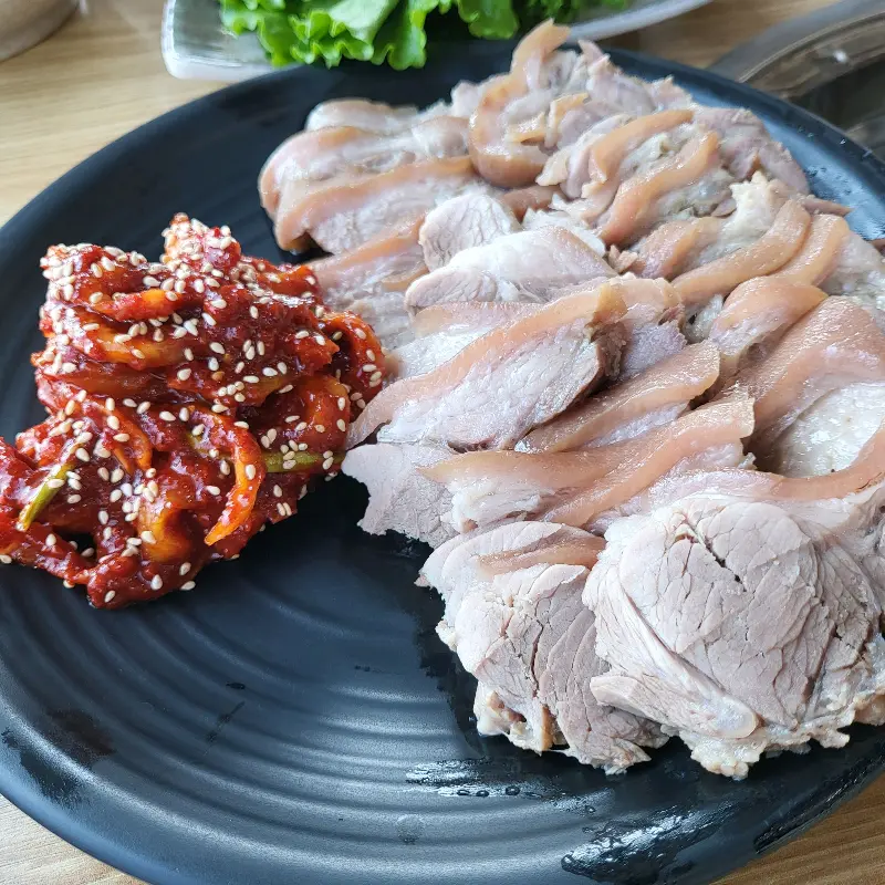 윤기가 흐르는 수육 한 접시