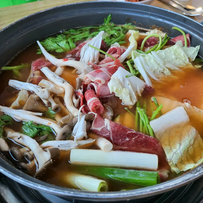 푸짐한 만두전골의 모습