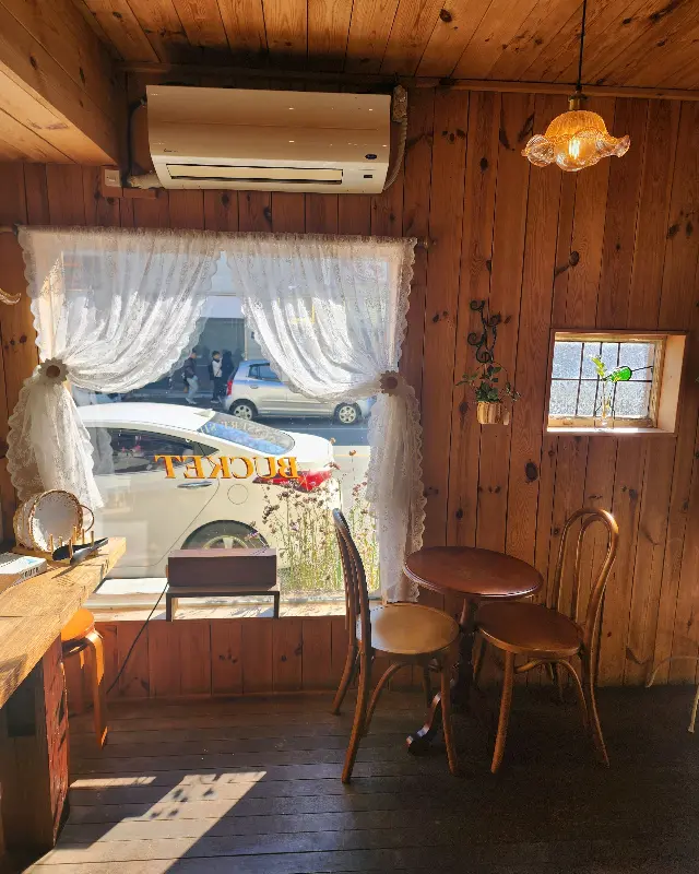 카페 내부 창가 좌석