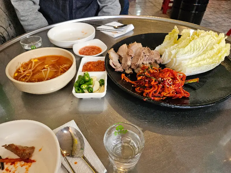 정갈하게 차려진 풍년막걸리의 보쌈 한 상 차림