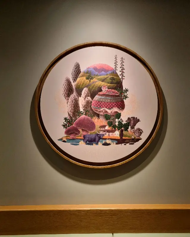 스타벅스 광주신창강변DT점 매장 내부 벽면 장식