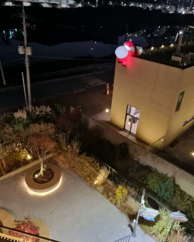 스타벅스 광주신창강변DT점 외부 야경