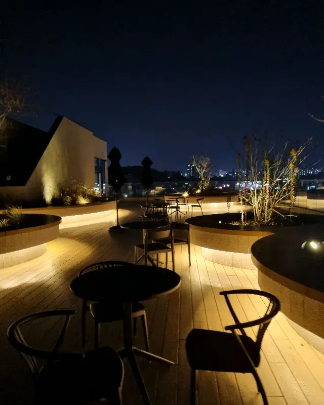 스타벅스 광주신창강변DT점 3층 루프탑 야외 테이블 좌석