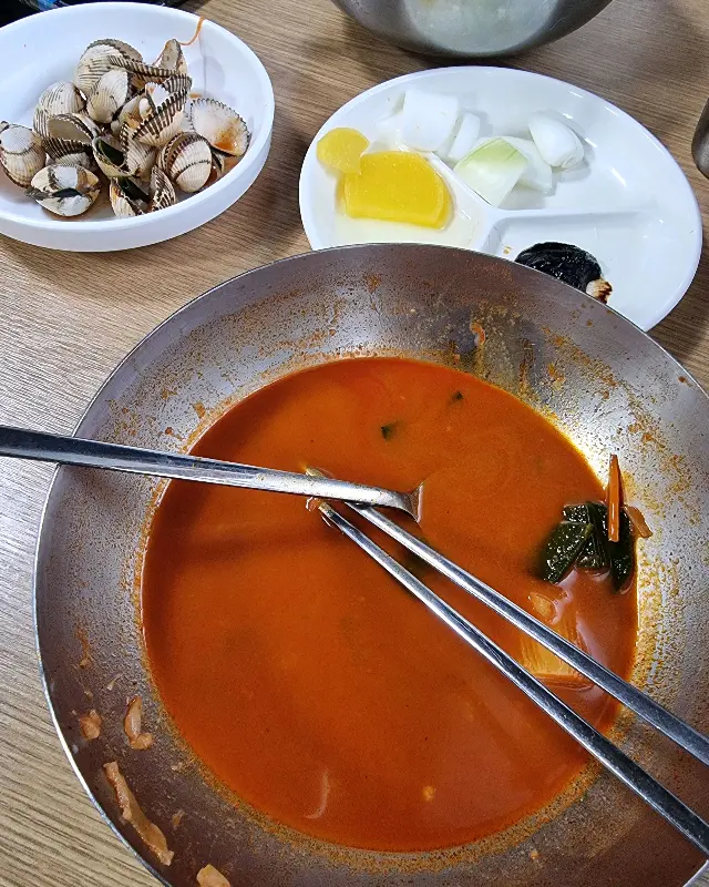 깔끔하게 비워낸 짬뽕 그릇