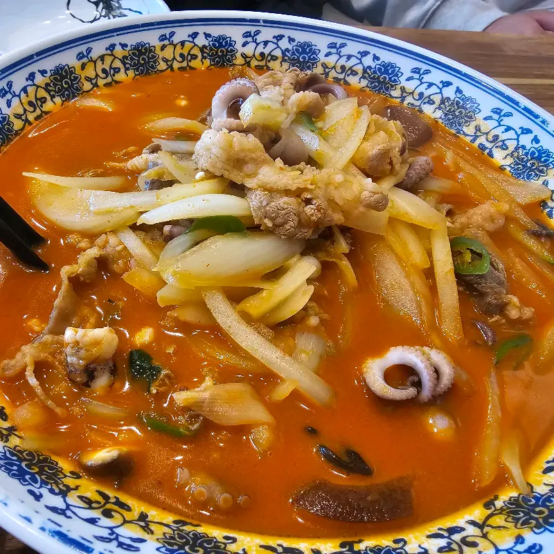 푸짐한 해산물이 인상적인 삼선짬뽕