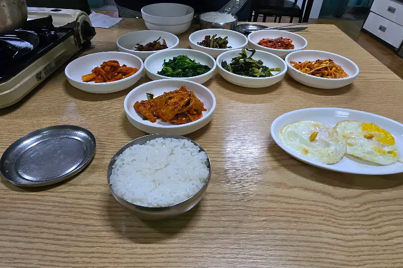 푸짐한 밑반찬과 해물순두부찌개 한 상 차림