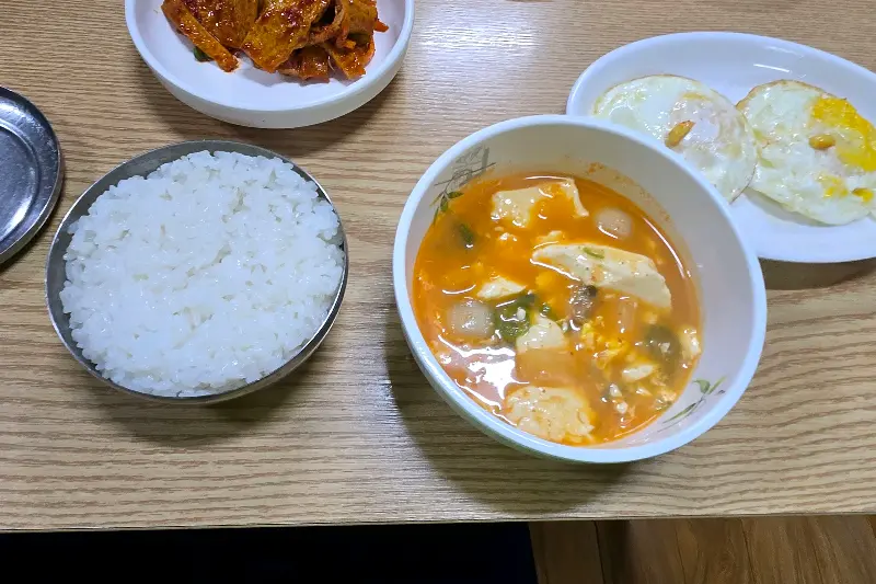 맛있는 밥과 찌개, 그리고 정갈한 반찬들