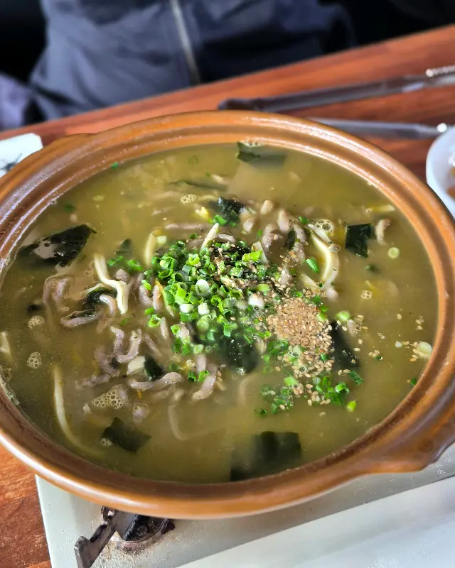 보말칼국수의 뽀얀 국물