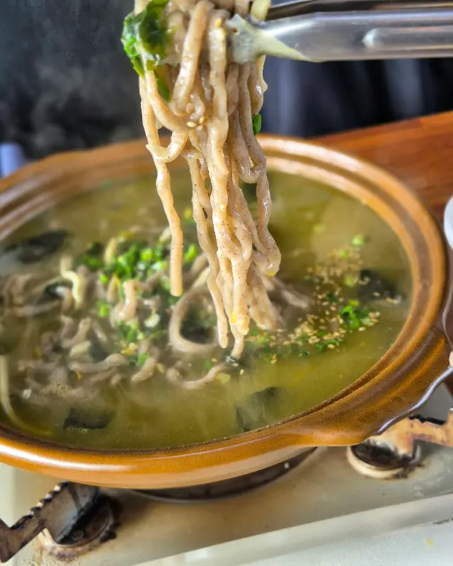 젓가락으로 들어올린 보말칼국수 면발