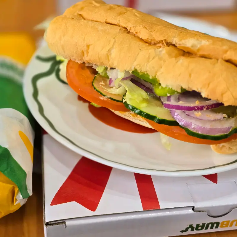 접시에 담겨 나온 샌드위치