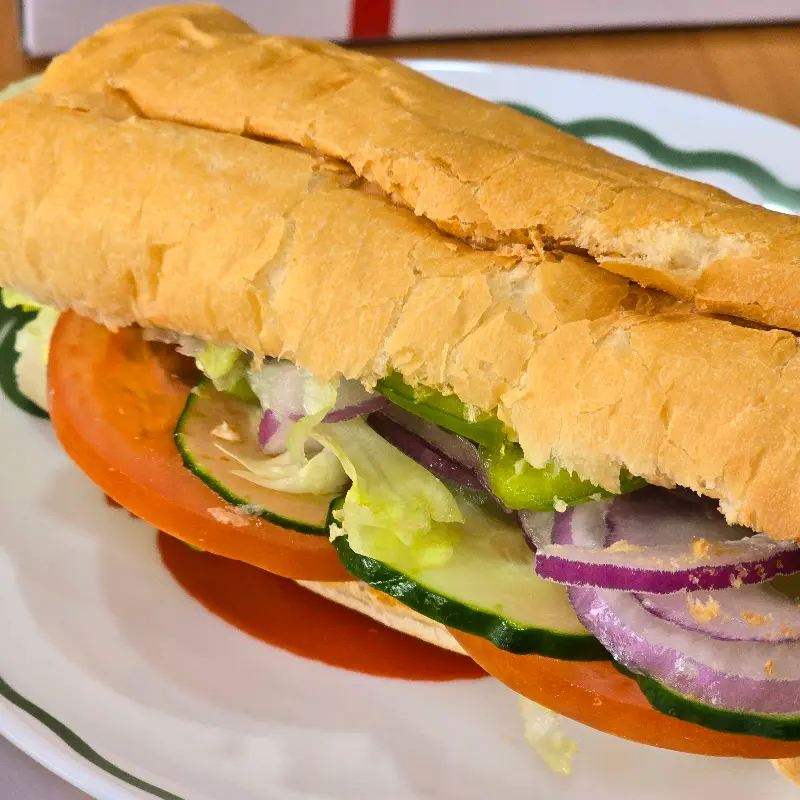 신선한 야채가 가득 들어간 샌드위치