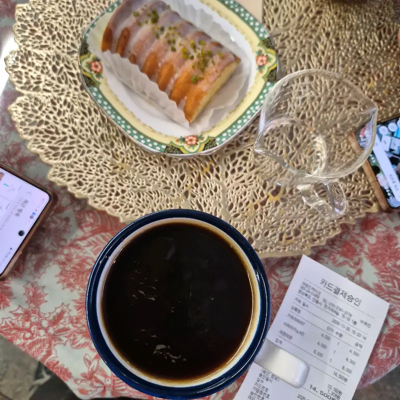 라땅뜨케이크의 레몬 케이크와 커피