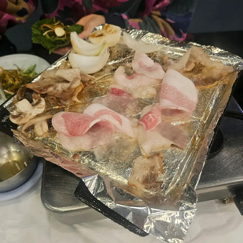 불판 위에서 익어가는 대패삼겹살