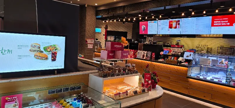 투썸플레이스 내부 전경