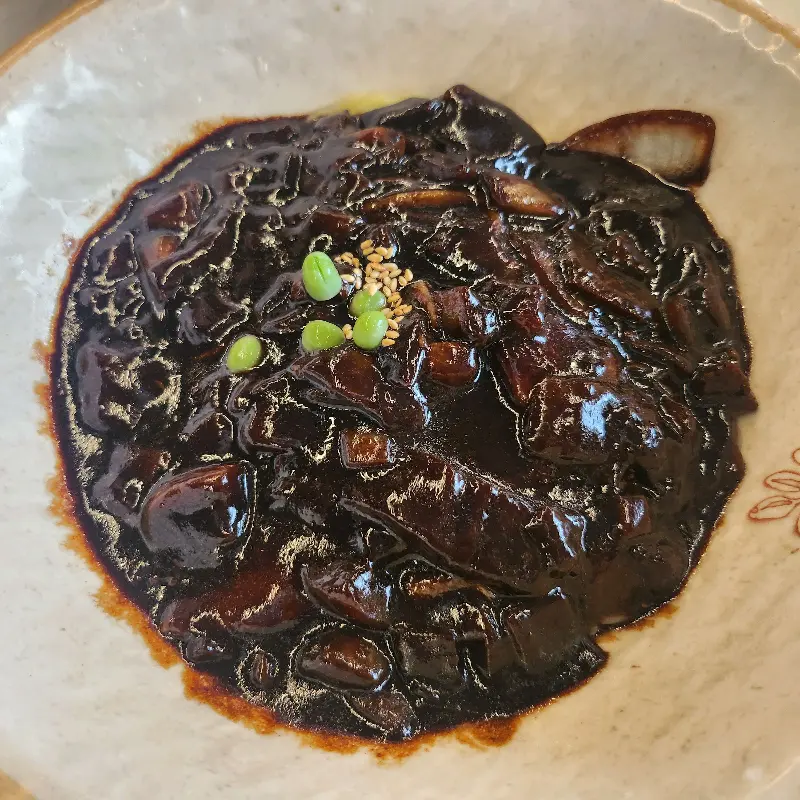 윤기가 자르르 흐르는 미소반점의 간짜장