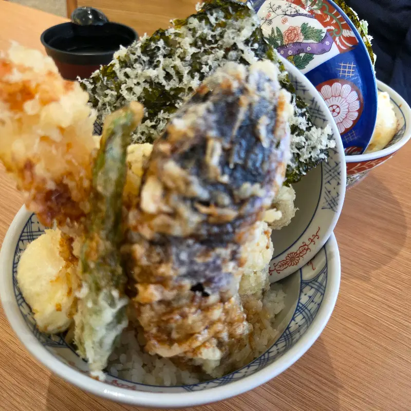 탑처럼 쌓인 텐동 튀김