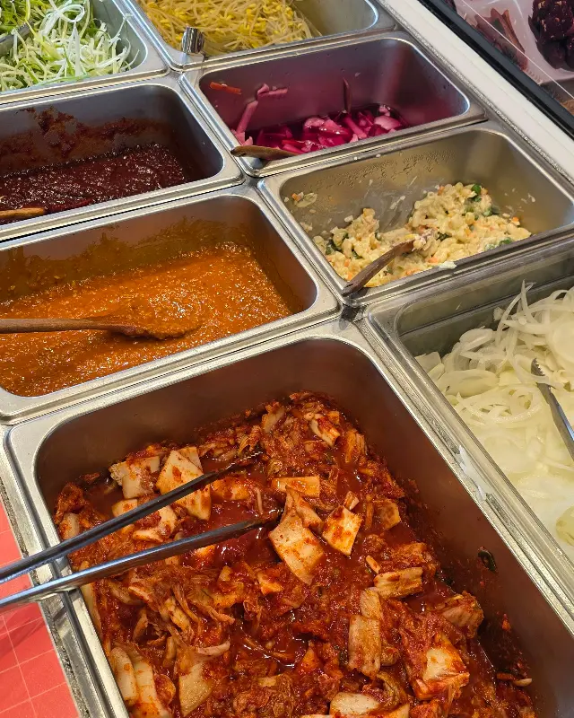 샐러드바의 다양한 메뉴들