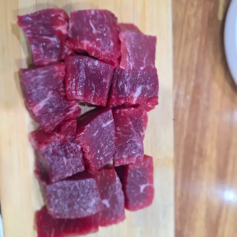 깍둑 썰기된 뭉티기