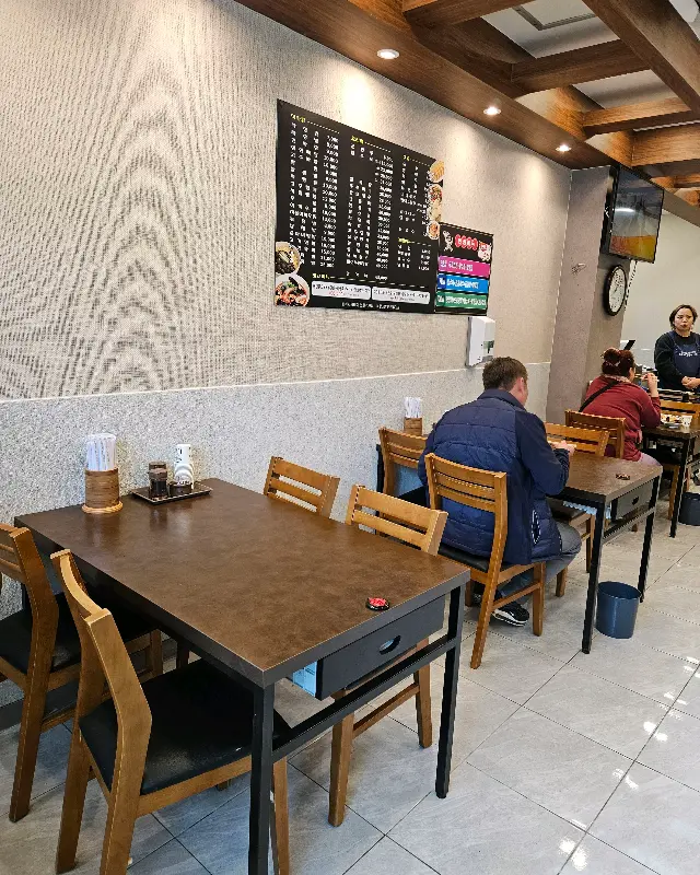 넓고 쾌적한 식당 내부