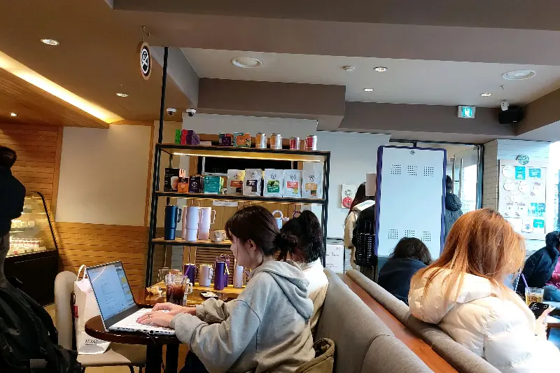 작업에 집중하는 사람들