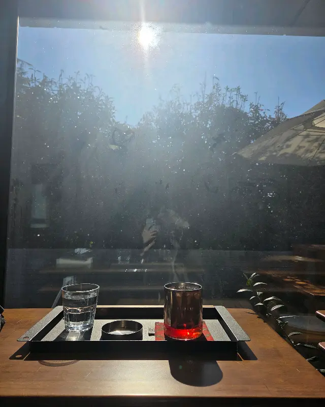 햇살이 따스하게 들어오는 창가 좌석