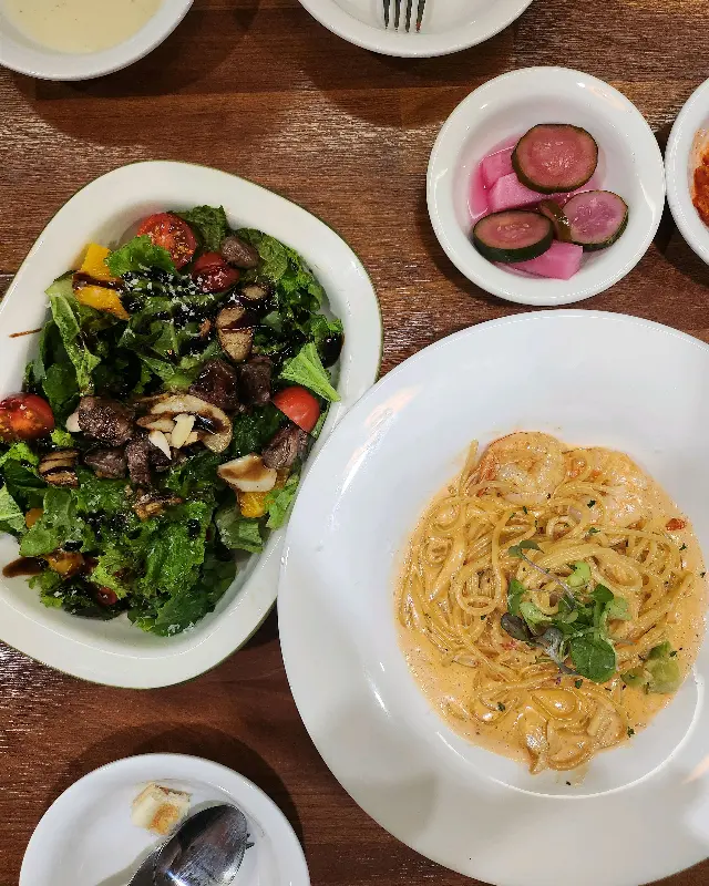 샐러드와 파스타, 피자의 모습