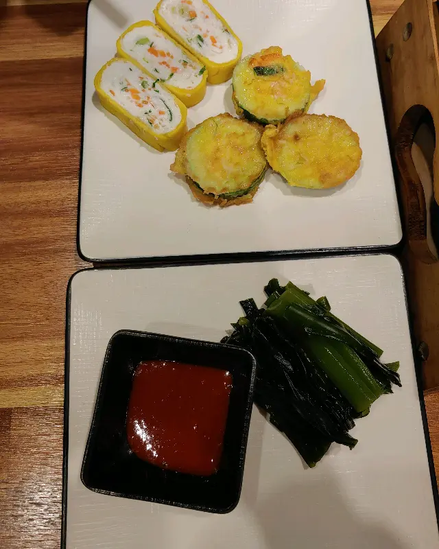 계란말이와 호박전, 해초 무침 등 다양한 밑반찬이 정갈하게 담겨있다.