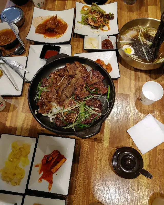 푸짐하게 차려진 석갈비 정식 한 상 차림이 보인다.