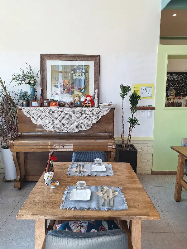 앤티크한 피아노와 소품들