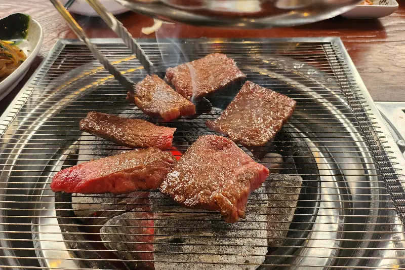 숯불 위에서 구워지는 한우