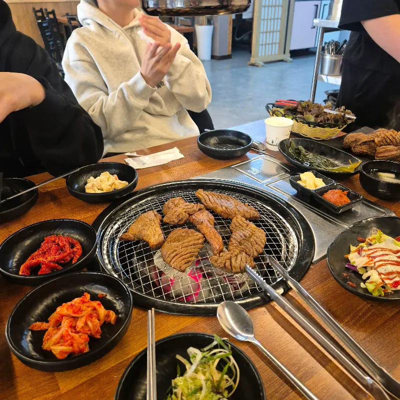 다채로운 밑반찬과 돼지갈비의 조화