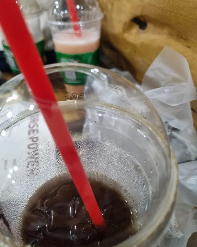 커피를 마시는 모습