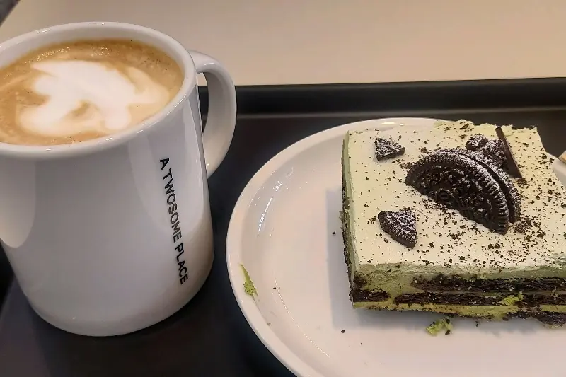 바닐라빈 라떼와 케이크